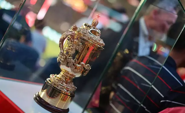 賞香港國際七人欖球賽獎盃。李家超FB圖片