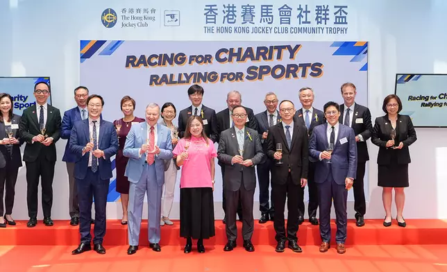 主禮嘉賓連同馬會董事和管理委員會成員祝酒慶祝「香港賽馬會社群日」舉辦成功。