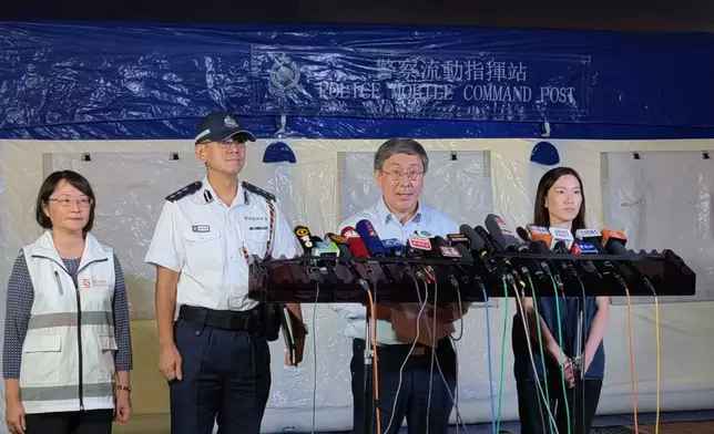 政務司副司長卓永興(右二)、大埔警區指揮官江永祥(左二)、大埔民政事務專員鍾慧婷(右一)、社會福利署大埔及北區福利專員馮曼瑜(左一)，向傳媒總結宏福苑災民首日上樓執拾的運作情況。巴士的報記者攝