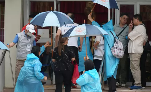 準備上樓執拾的宏福苑居民前往廣福社區會堂登記。巴士的報記者攝