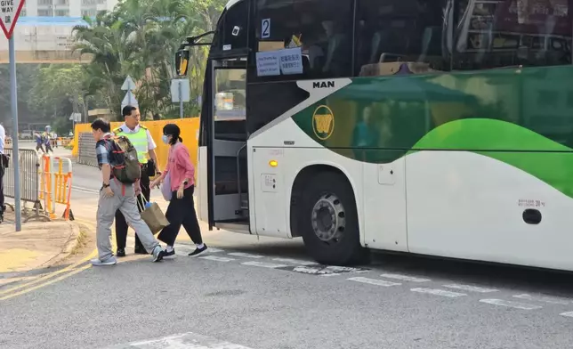 約早上8時40分，有居民陸續乘坐免費接駁巴士抵達。巴士的報記者攝