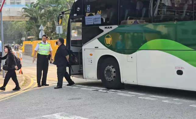 約早上8時40分，有居民陸續乘坐免費接駁巴士抵達。巴士的報記者攝