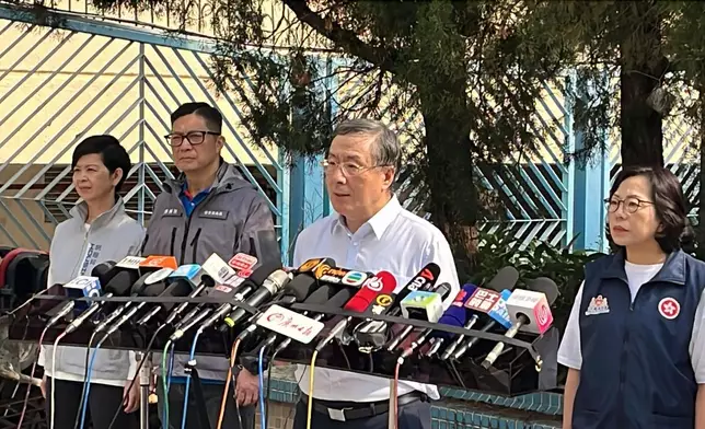 政務司副司長卓永興視察現場後見記者。巴士的報記者攝