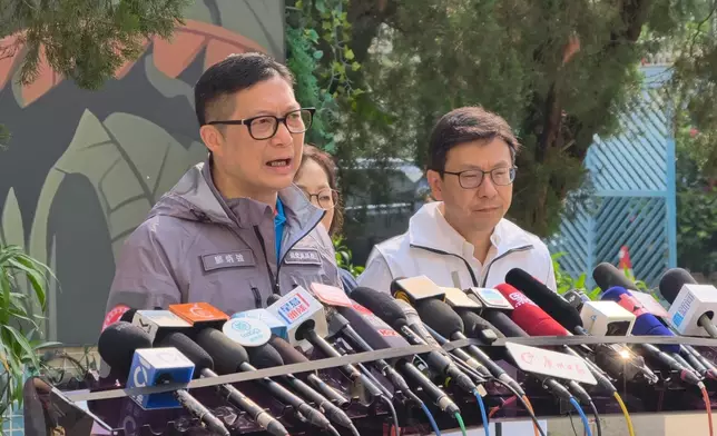 鄧炳強隨政務司副司長卓永興等官員到現場視察後見傳媒。巴士的報記者攝