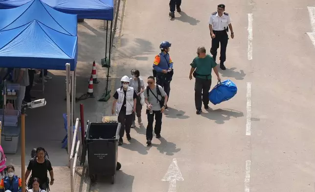 同時間亦有不少居民陸續搬走執拾好的物品，準備離開。巴士的報記者攝