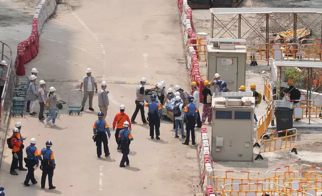 今日有78戶、共269名宏新閣居民登記上樓執拾。巴士的報記者攝