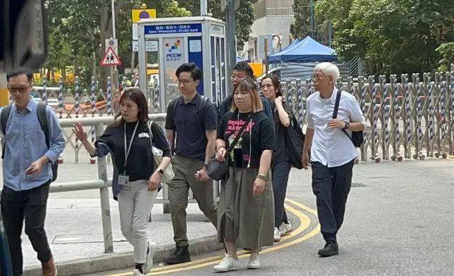 大埔宏福苑宏新閣居民登記上樓。巴士的報記者攝