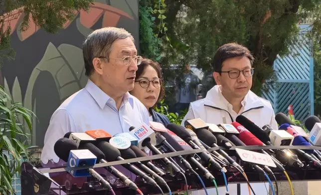 卓永興又指執拾時有「少少超時」是理解的，但原則是不能影響到下午清場，因為影響到下一輪居民上樓。巴士的報記者攝