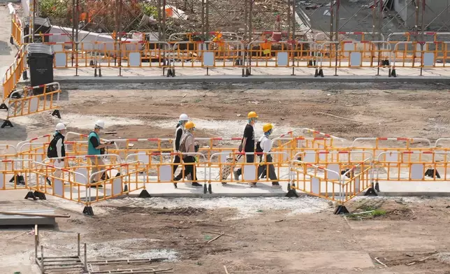 有不少居民在民安隊人員的陪同下進入宏新閣執拾物品。巴士的報記者攝