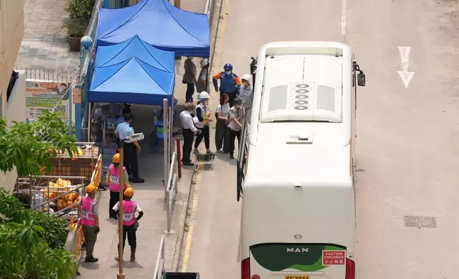 有接駁巴士在場等候接居民離開。巴士的報記者攝