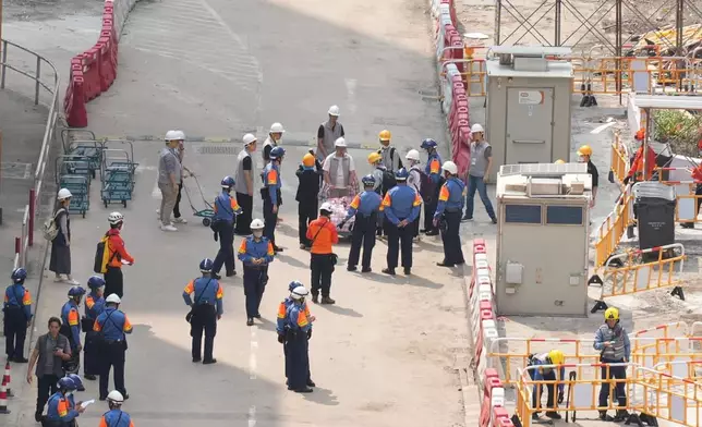 同時間亦有不少居民陸續搬走執拾好的物品，準備離開。巴士的報記者攝