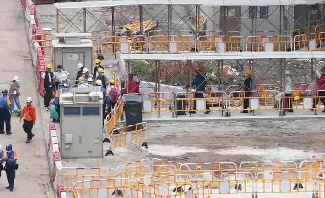 居民陸續搬運已執拾好的物品離開現場。巴士的報記者攝