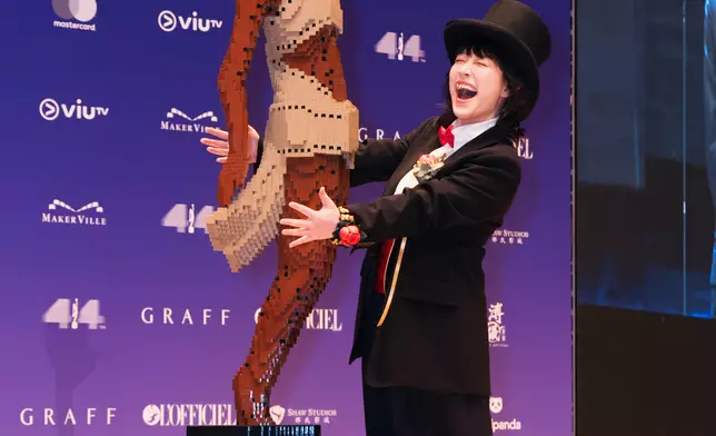 阿正特意復刻經典賀歲片《家有囍事》中毛舜筠飾演的「無雙表姐」造型，搭配LEGO®顆粒拼砌的玫瑰手鐲與心口針，莊重又不失玩味。