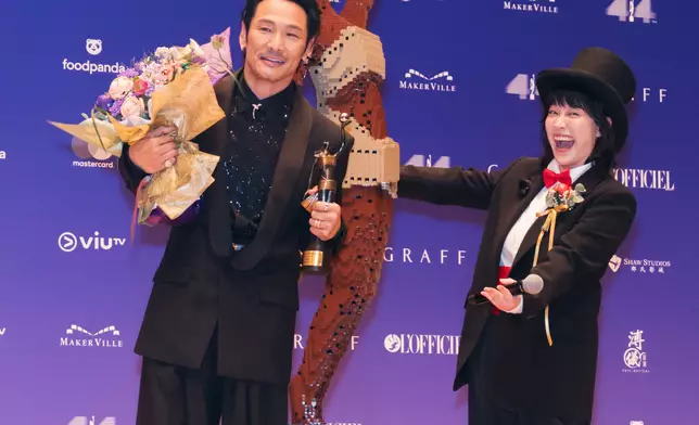 當晚阿正代表LEGO®香港，向出爐「最佳男主角」梁家輝、「最佳男配角」杜德偉與「最佳女配角」衛詩雅送上融入LEGO®元素的花束。