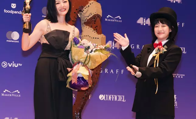 她坦言首次參與金像獎緊張到手震，能親手送花給偶像畢生難忘。