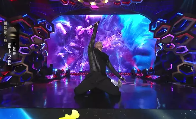 尹景順頻頻拗腰，被取笑似體操表演。