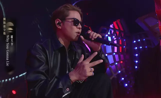 羅天宇跪住出場晒Rap功。