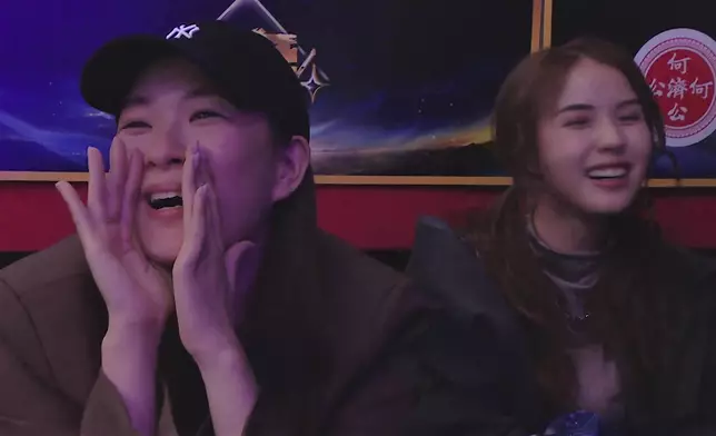 陳懿德睇到歡呼兼拍手，好姊妹鄧凱文亦非常享受。