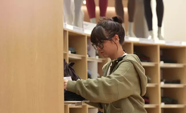 宓婕早上任職斯文售貨員。