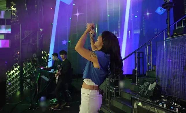 晚上「變身」狂野歌手。