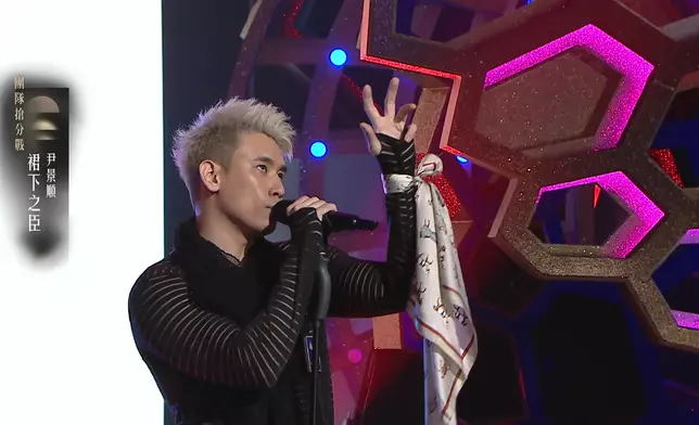 尹景順以妖冶舞姿演繹《裙下之臣》。