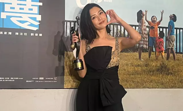 她在頒獎禮結束後出席電影公司舉行的慶功宴。（本網記者攝）