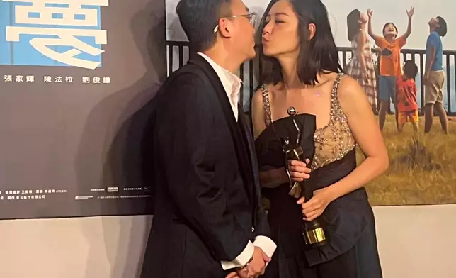 衛詩雅應傳媒要求與老公錫錫。（本網記者攝）