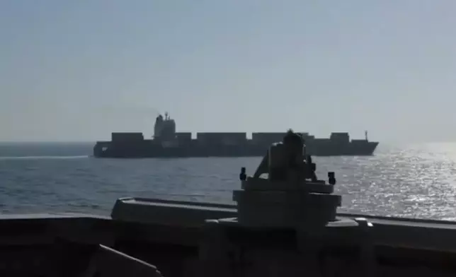 史普魯恩斯號向圖斯卡號發出警告。U.S. Central Command
  X圖片