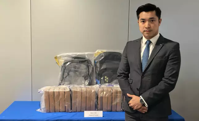 警方毒品調查科高級督察何灝庭展示證物。