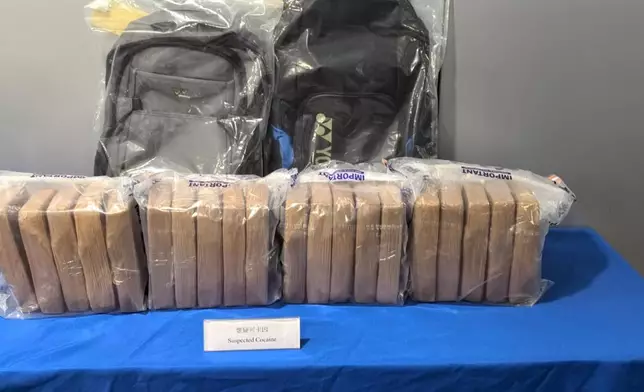 檢獲的懷疑可卡因和背囊。