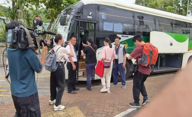 一早有居民乘搭接駁巴士前往宏福苑上樓執拾。巴士的報記者攝