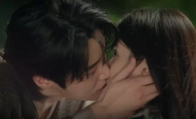 理安大君為製造輿論翻越圍牆親吻成熙周。Disney+提供圖片