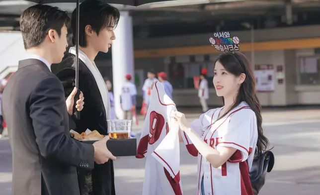 熙周提議穿情侶球衣營造CP感。Disney+提供圖片