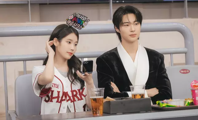 成熙周與理安大君觀賞球賽。Disney+提供圖片