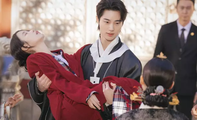 理安大君全面展開臉紅心跳甜蜜攻勢。Disney+提供圖片