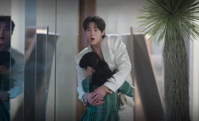 成熙周主動撲入理安大君懷中撒嬌求救。Disney+提供圖片