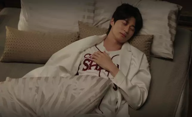 片尾彩蛋中，理安大君在睡覺時偷偷穿著球衣。Disney+提供圖片