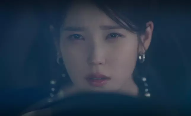 成熙周與國王坐上跑車兜風時，跑車突然失控。Disney+提供圖片