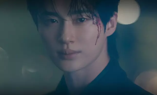 理安大君不惜冒險揸車攔截，身受重傷仍帥氣瀟灑現身。Disney+提供圖片