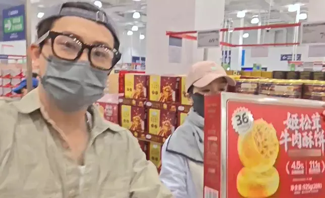 美儀姐與GM到超市購買「紅黑榜」食物。