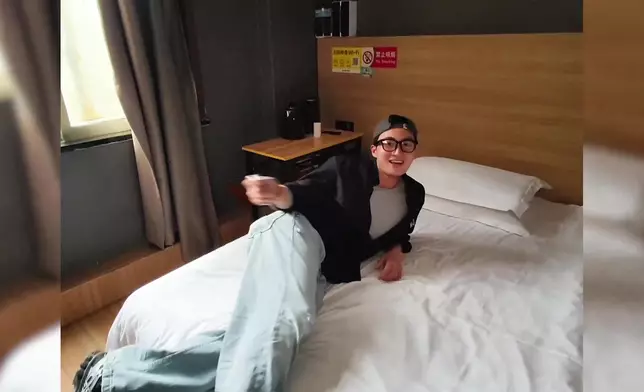 周嘉洛瞓床測試壞了3D影音。