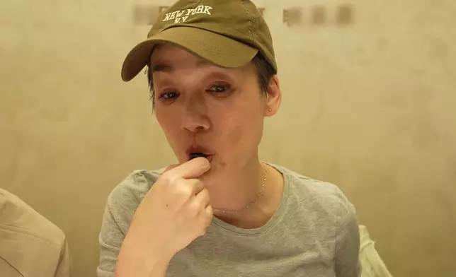 江美儀食蠍子食到津津有味。