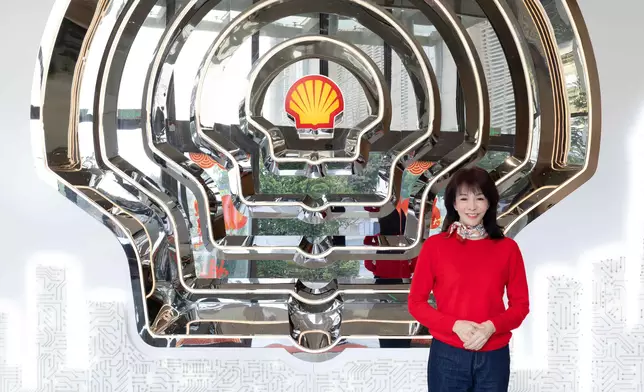 在團隊帶領下近距離參觀科研設施。