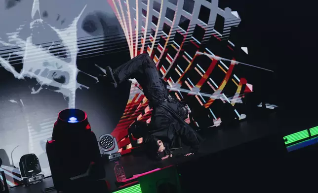 表演環節中，龜梨獻唱《Rain》、《絆》等經典作品，更驚喜重現招牌後空翻，全場氣氛推至高潮。