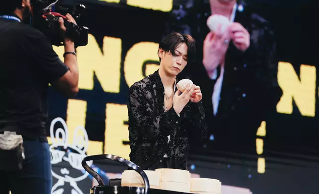 見面會上，龜梨大玩互動遊戲。