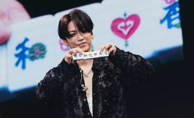 龜梨親自挑戰麻雀「甩牌」，成功砌出「龜梨和也❤香港」字樣。