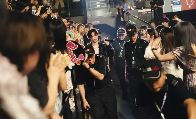 最後他更走落台親自向粉絲送上簽名T恤兼擁抱。