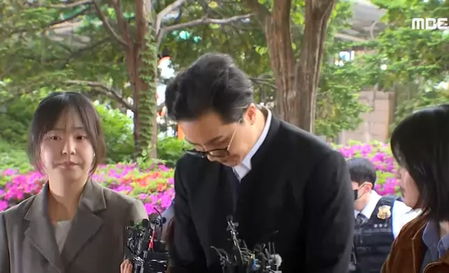 宋旻浩面對媒體鞠躬致歉。影片截圖