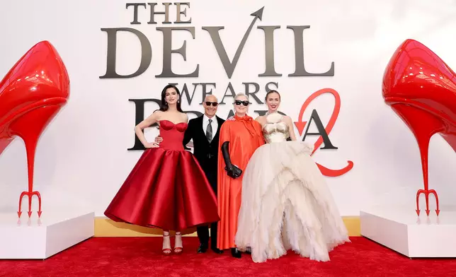 萬眾期待的《穿PRADA的惡魔2》於香港時間今日（21日）早上在美國紐約舉行首映禮，四大主角梅麗史翠普、安妮夏菲維、艾美莉賓特及史丹利杜茨相隔20年後正式齊集紅地氈，場面星光熠熠。