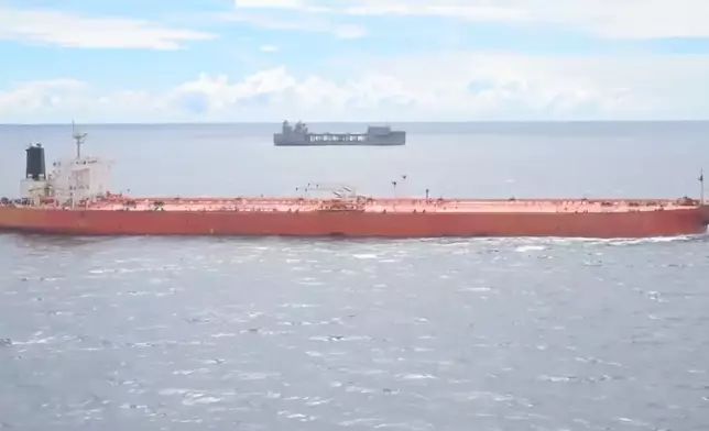 被指曾走私伊朗油輪（前）和美軍軍艦（後）。美國國防部X圖片